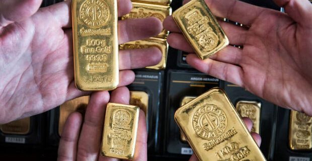 افت قیمت جهانی طلا با تقویت دلار ادامه دارد