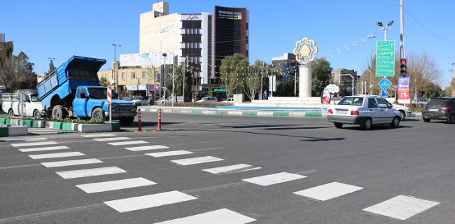 اجرای مسیرهای گذر عابر پیاده در بلوار شهید نواب