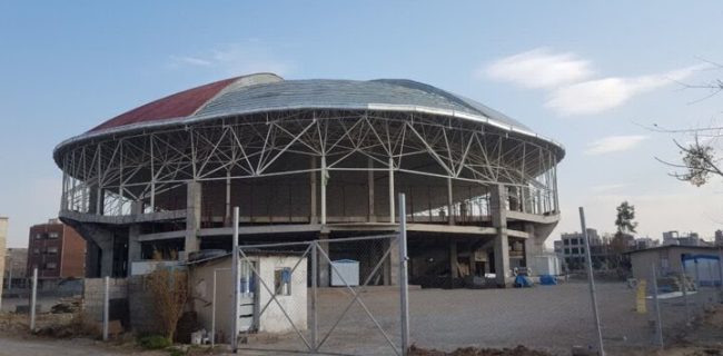 سقف ورزشگاه ۴۵۰۰ نفری پردیسان تخریب شد+تصاویر