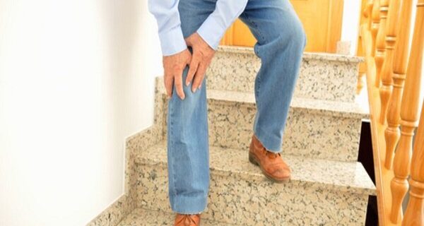 بالا و پایین رفتن از پله به زانوها آسیب می‌زند؟