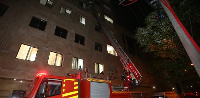 نجات ۲۳ نفر در حادثه آتش‌سوزی آپارتمان ۶ طبقه در قم/مصدومیت آتش‌نشان قمی