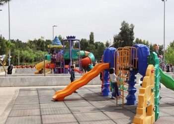 نصب مبلمان پارکی و وسایل بازی استاندارد در بوستان‌های سطح منطقه دو
